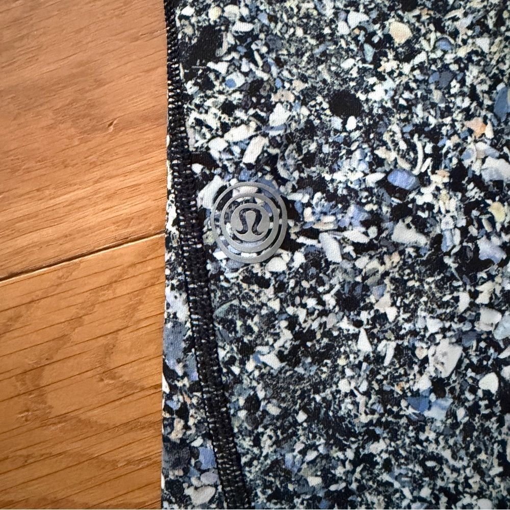 Lululemon Chase Me Crop SW Leggings Seawheeze Pattern Size 8 High Rise Cropped - Picture 6 of 11